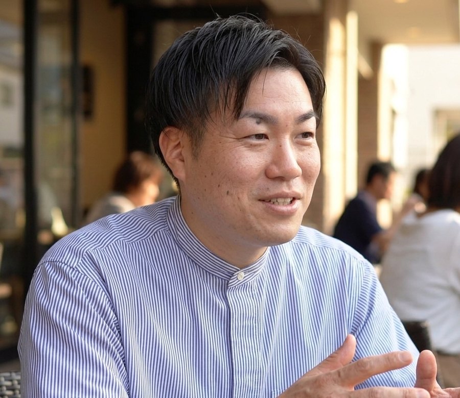 打ち合わせで説明する代表の伊藤龍也